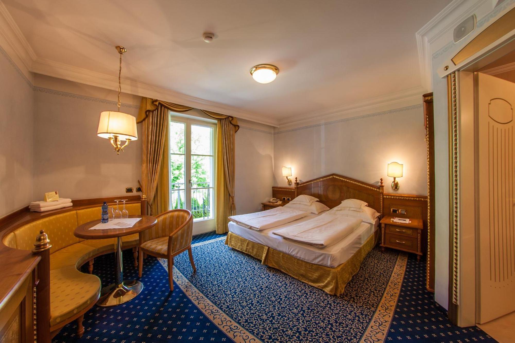 Cityhotel Goldener Adler B&B Klausen Exteriör bild
