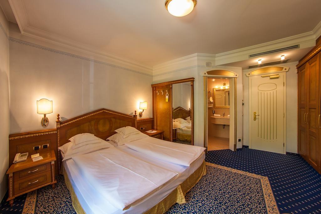 Cityhotel Goldener Adler B&B Klausen Rum bild