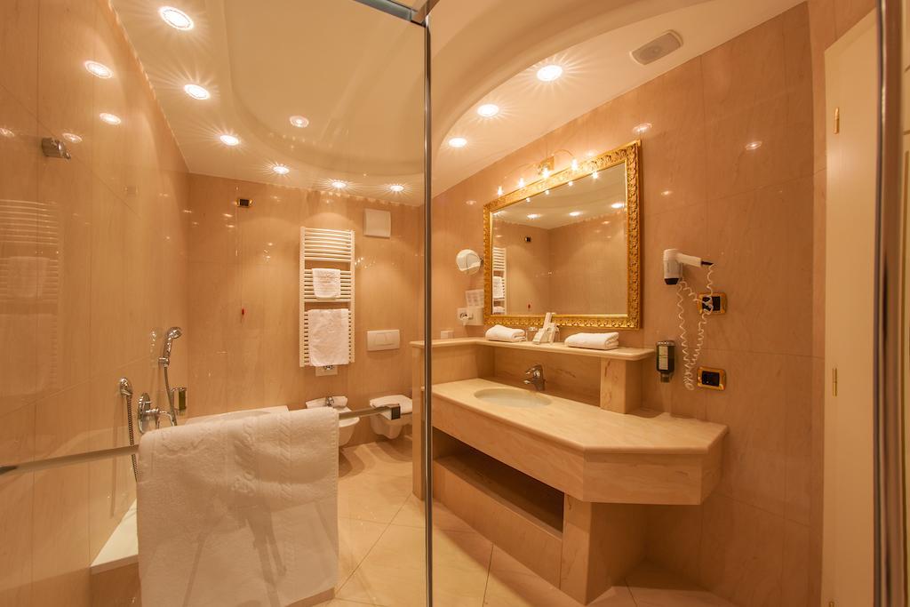 Cityhotel Goldener Adler B&B Klausen Rum bild