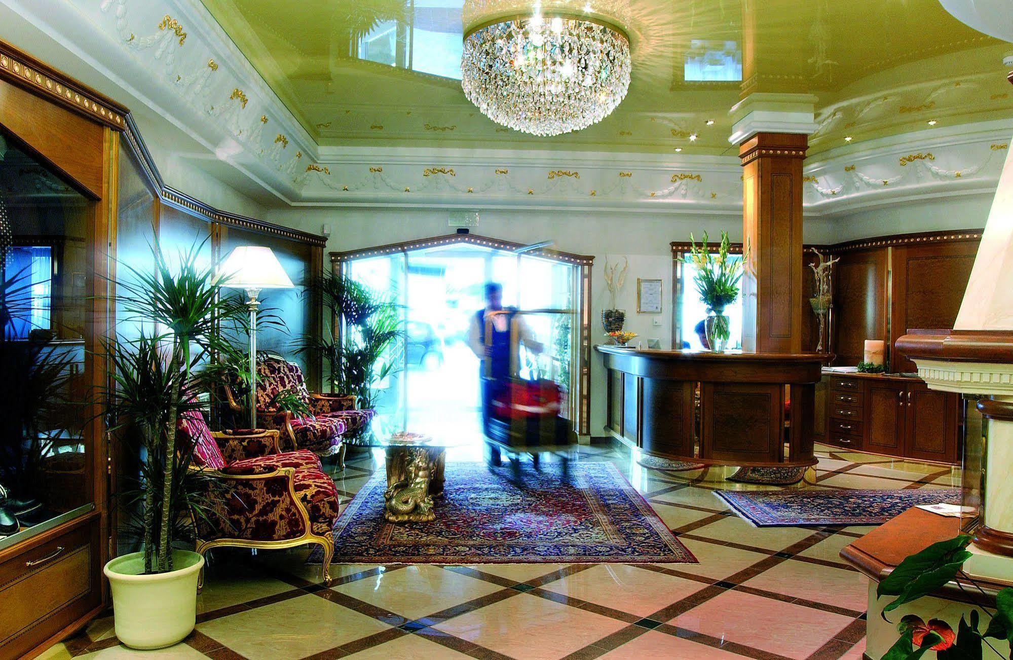 Cityhotel Goldener Adler B&B Klausen Exteriör bild